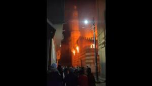 فيديو ..  حريق ضخم بمسجد في مصر