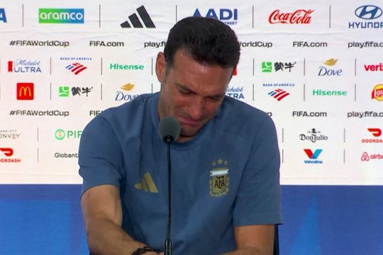 "الأمر مؤلم ..  أنا آسف" ..  سكالوني ينهار باكيًا بعد خسارة الأرجنتين نهائي كأس العالم - فيديو 