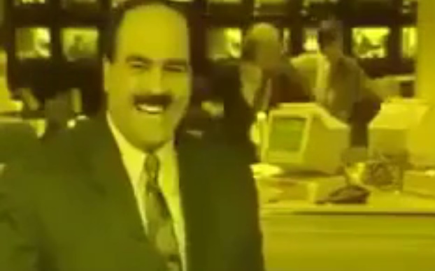 بالفيديو  ..  مذيع MBC في عام 1995 يقرأ خبراً عن عودة الهدوء للعالم فينلدع شجار خلفه بين الموظفين