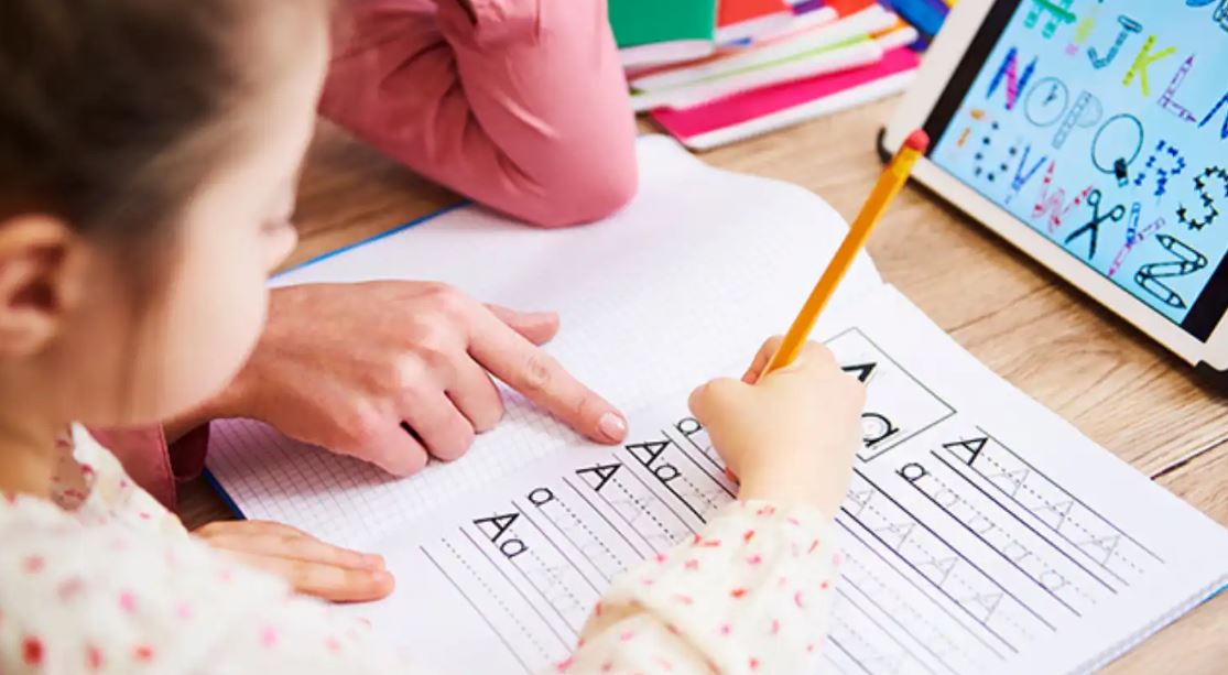مدرسة بتلميذة واحدة ..  كيف أعادت عائشة الحياة إلى قرية إيطالية معزولة؟ 