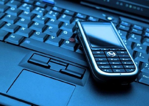شركة تطالب موظف بدفع 51 ألف درهم لتأخره في تسليم لا بتوب وهاتف