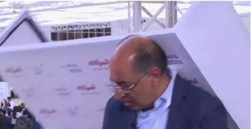 لوح اعلاني  يسقط على رأس  وزير اسبق خلال لقاء تلفزيوني وهذه ردة فعله  .. فيديو