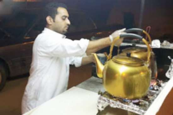 5 أسباب دفعت شاب سعودي لاختيار مهنة بيع الشاي