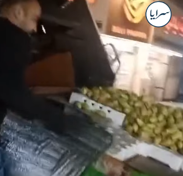 بالفيديو ..  إتلاف عربة فواكه مهجورة في الزرقاء