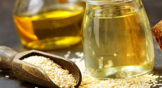 زيت السمسم أم زيت الزيتون؟ ..  أيهما الأفضل