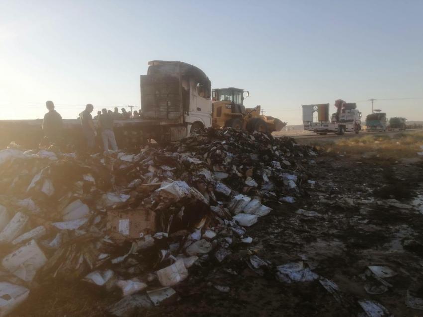 رفع مخلفات حريق شاحنة في سهل الدبة بالمفرق  .. صور 