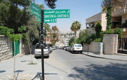 ’العربية‘ تصارع حروفا لاتينية على نواصي شوارع عمان في دولة لغتها الرسمية "العربية"