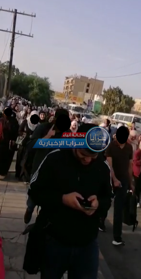 بالفيديو ..  طلبة "التكنو" القاطنين في الزرقاء يذهبون للجامعة مشيًا على الأقدام احتجاجًا على رداءة الحافلات وخطورتها 