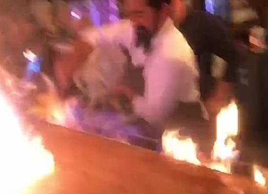 بالفيديو و الصور ..  اشتعال النيران في سياح بمطعم طباخ تركي شهير 
