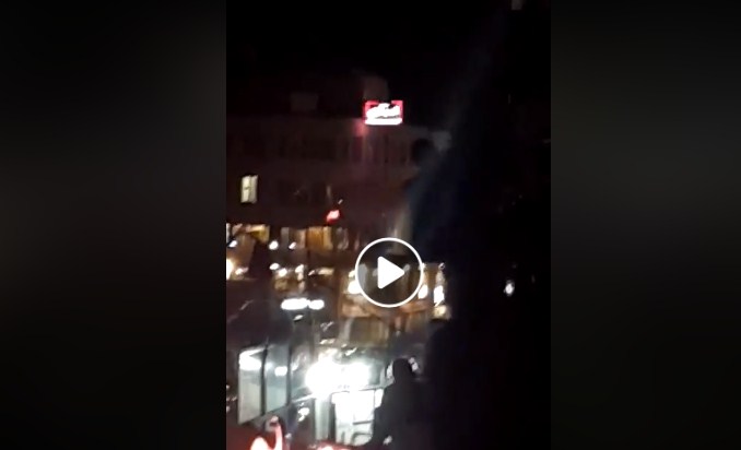 احتجاجا على عدم السماح لهم بالدخول لاحد المولات  ..  شبان يعبثون بشجرة الميلاد في إربد 