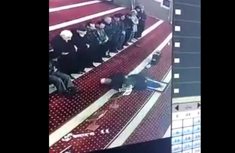 بالفيديو  ..  لحظة وفاة امام مسجد اثناء أداءه صلاة العشاء 