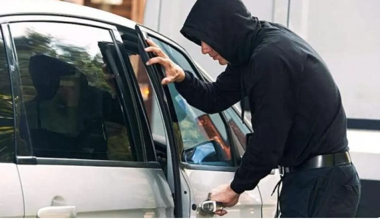 بمساعدة زوجته ..  شخص يسرق سيارة بـ 488 ألف درهم في الإمارات