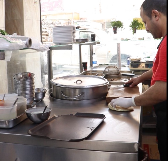 وجباته تصل إلى أمريكا وأستراليا وسويسرا ..  مطعم شعبي يحافظ على نكهة الكرشات والفوارغ منذ زمن في إربد  ..  فيديو 