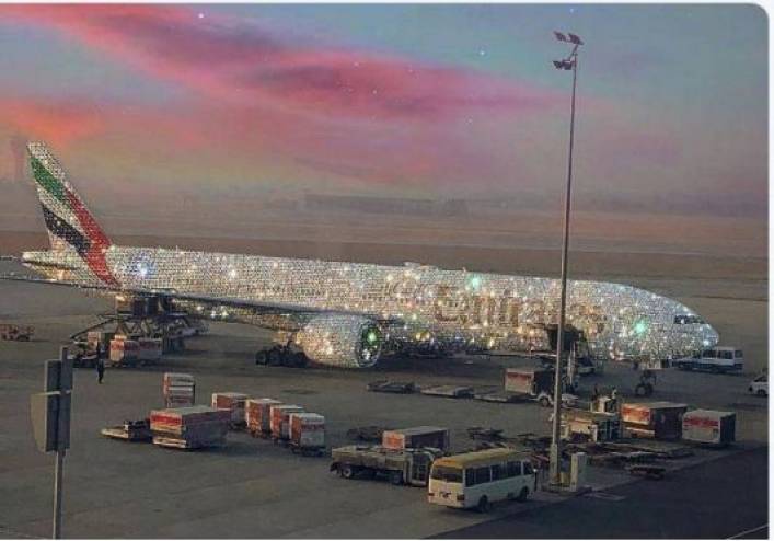 طائرة إماراتية مرصعة بالماس تشعل مواقع التواصل الاجتماعي ..  تفاصيل 