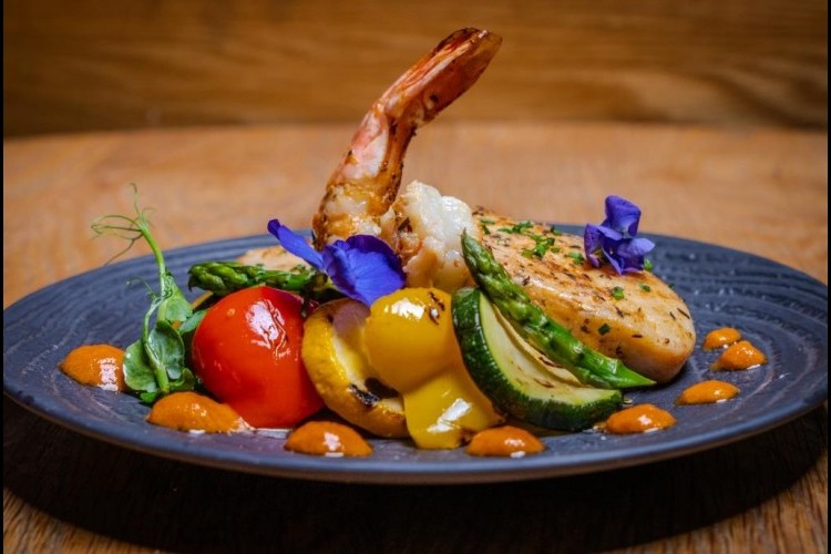 سمك القاروص الأحمر مع صلصة روميسكو