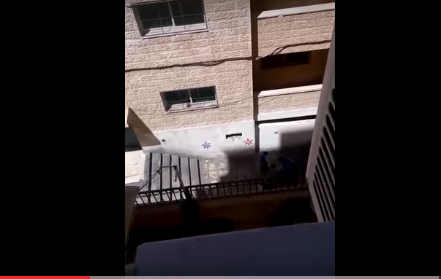 بالفيديو ..  سقوط مروع لطفل من بناية في عمان