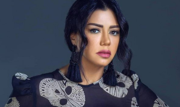 رانيا يوسف تدعم مطربي المهرجانات بوصلة رقص على أنغام أغنية "بنت الجيران"  
