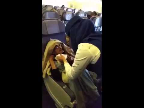 مضيفة بالخطوط السعودية تطعم مسنة .. فيديو