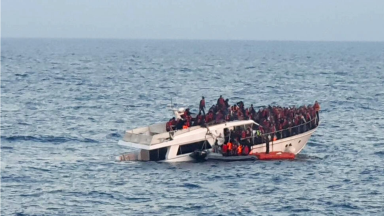 لبنان ..  إنقاذ 51 شخصا إثر غرق قارب مهاجرين قبالة السواحل الشمالية
