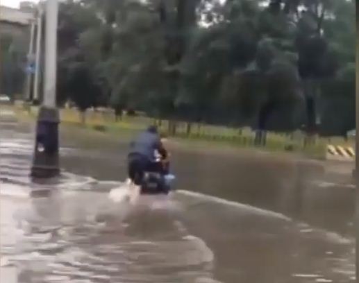 بالفيديو ..  رجل يستغل فيضانات كازاخستان لكسب المال بهذه الطريقة