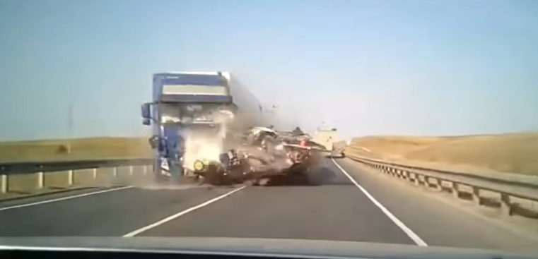 بالفيديو ..  تجاوز خاطئ من سائق حافلة يحوّلها إلى أشلاء جراء اصطدام مروّع مع شاحنة ومقتل كل الرّكاب!