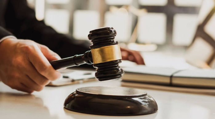 محكمة دبي تحكم بتعويض في نزاع شقيقتين حول مصاغات ذهبية بعد ثبوت خيانة الأمانة