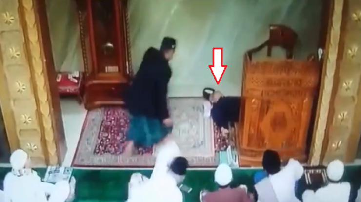 بالفيديو : في مشهد صادم  .. وفاة إمام مسجد أمام المصلين اثناء القاءه خطبة الجمعة 