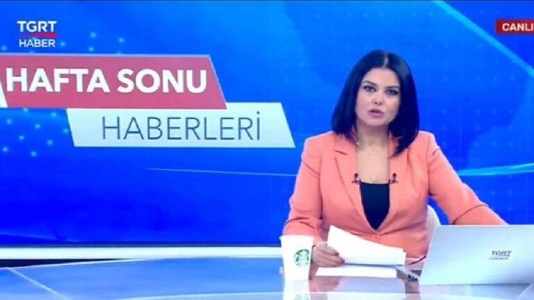 فضيحة على المباشر ..  تلفزيون تركي يطرد مذيعة أخبار بسبب كوب قهوة من "ستاربكس"