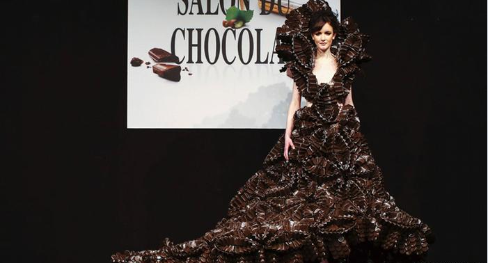 فستان من الشوكولاته يلفت الأنظار في بريطانيا