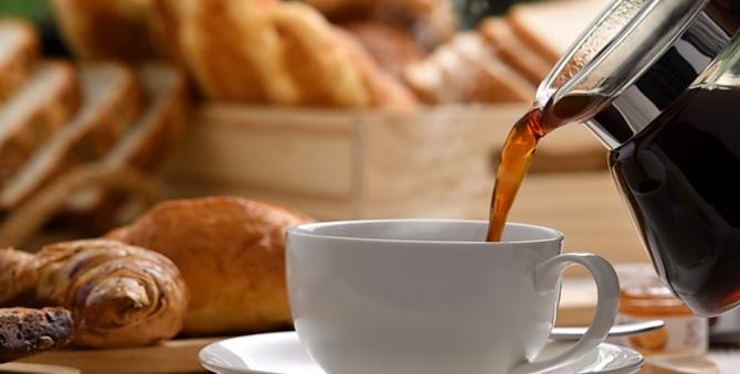 خبيرة تغذية تنصح بشرب القهوة أثناء تناول الطعام