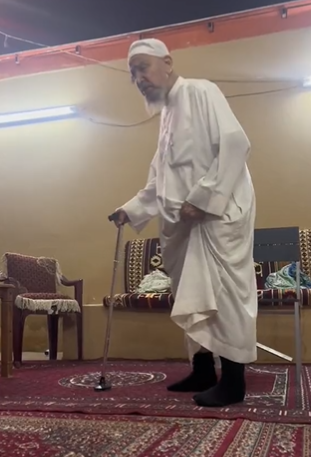 شاب يوثق حرص والده على الصلاة في المسجد رغم كبر سنه ..  فيديو 