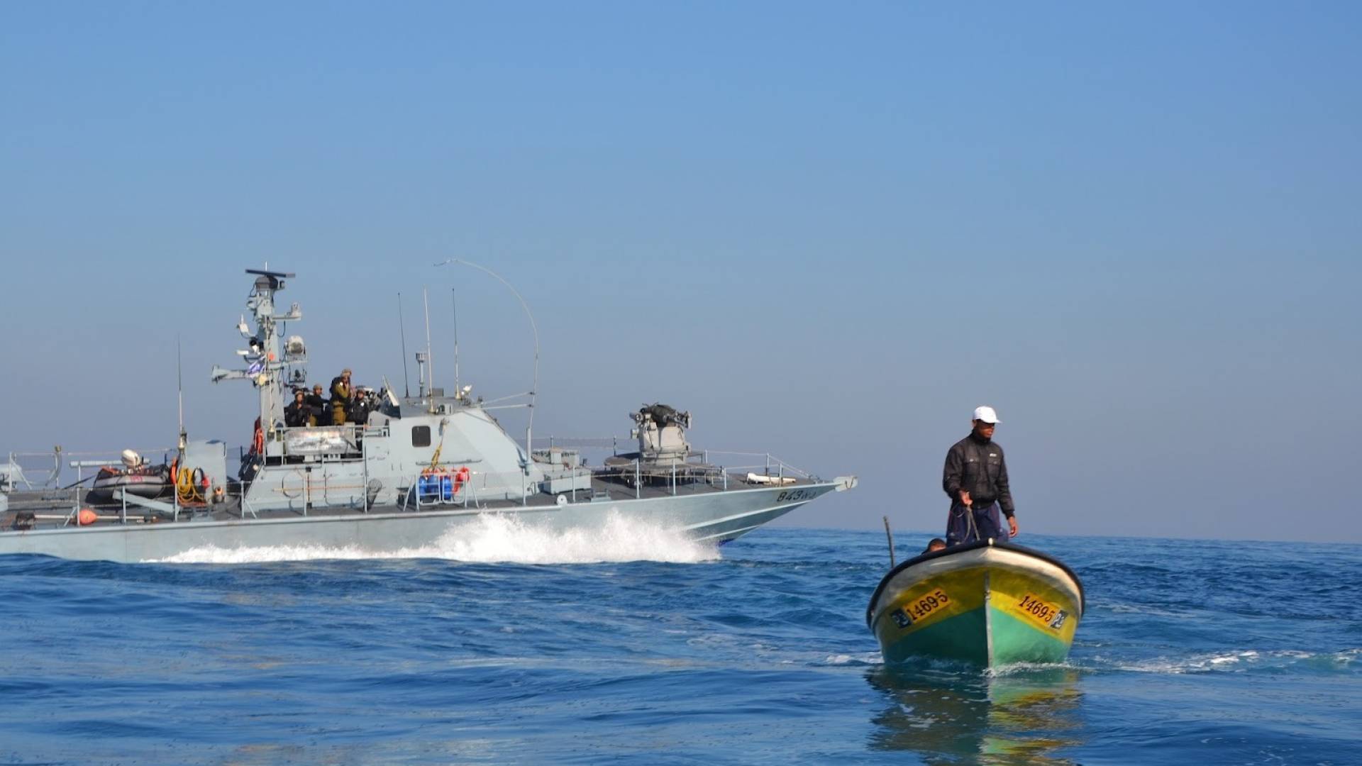 زوارق الاحتلال تهاجم مراكب الصيادين في بحر خان يونس