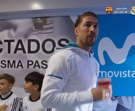 بالفيديو .. شاهد ماذا فعل راموس لعدوه اللدود بيكيه قبل بدء الكلاسيكو!!!