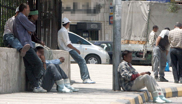 ضبط 1400 عامل وافد مخالف في عمان
