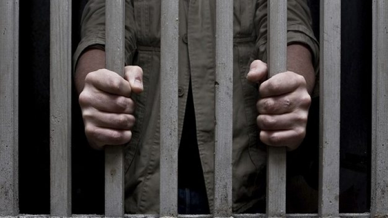 الحبس 12 عامًا لمواطن صفع والدته وحاول قتلها خنقًا- تفاصيل 