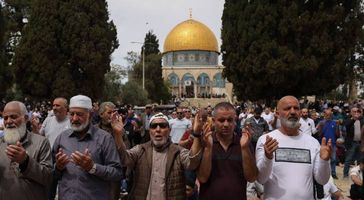 عشرات الآلاف يصلون العيد في المسجد الأقصى