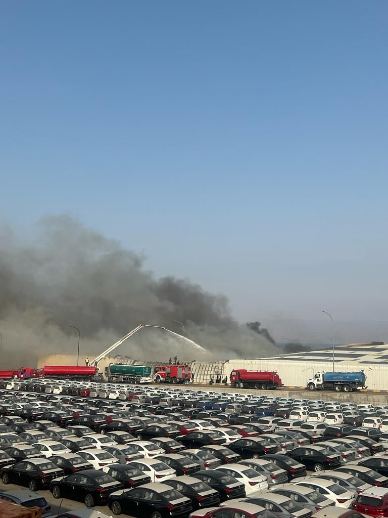 اخماد حريق مستودعين يحتويان على رولات ورق وأجهزة كهربائية وإطارات في محافظة العقبة  ..  فيديو وصور