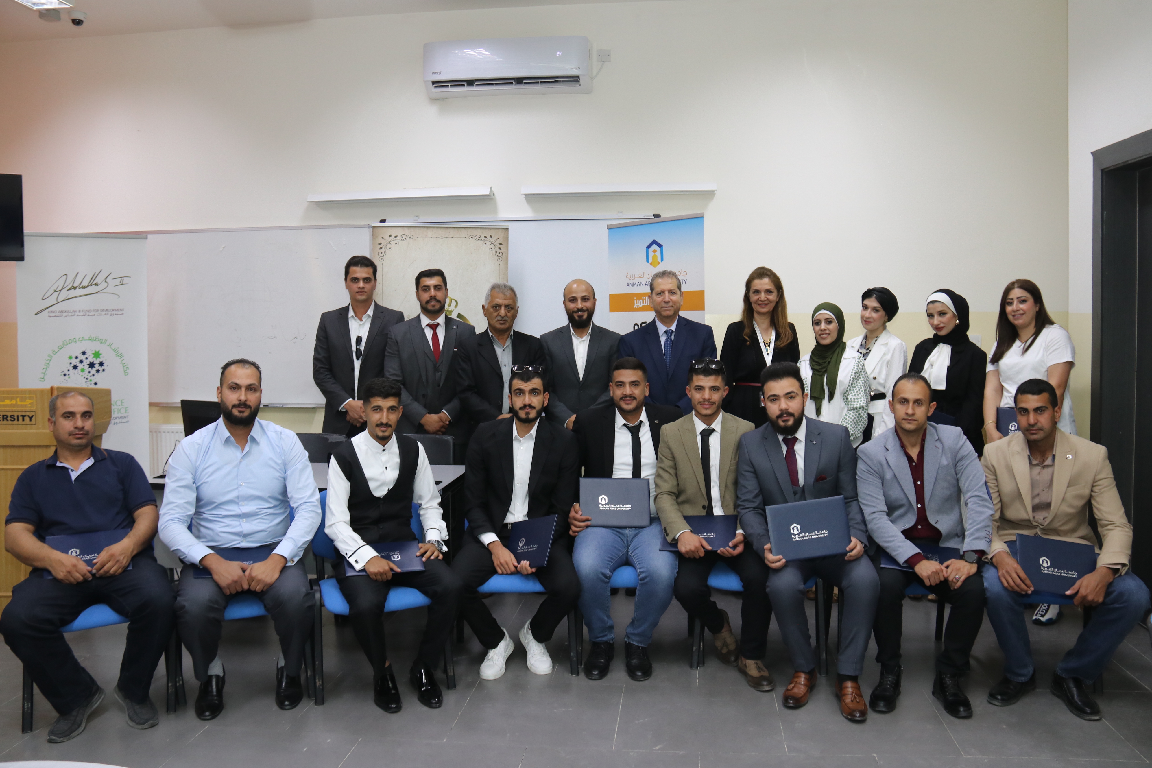 رئيس "عمان العربية " يخرج المشاركين في الدبلومات التدريبية