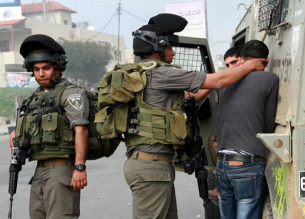 قوات الاحتلال تعتقل شابيْن بالعيسوية بزعم إلقاء عبوة متفجرة تجاه قوة إسرائيلية