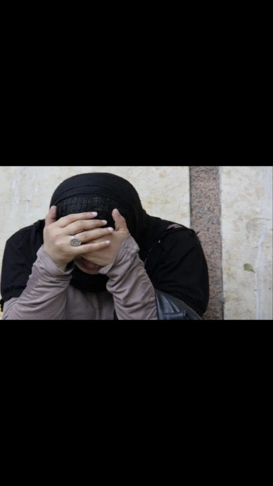 زوج يسرق زوجته أثناء تسوقها