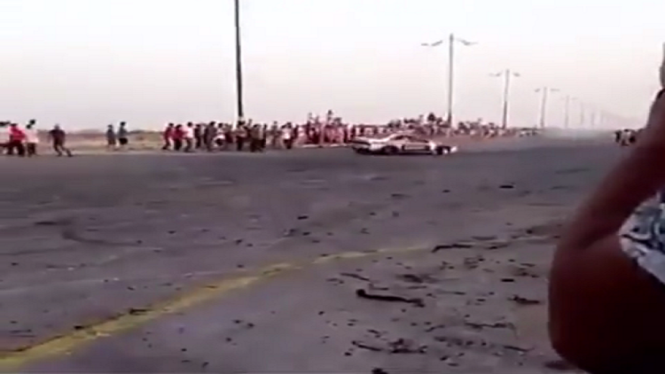 بالفيديو  ..  سائق يدهس متجمهرين في "حفل تفحيط" في السعودية