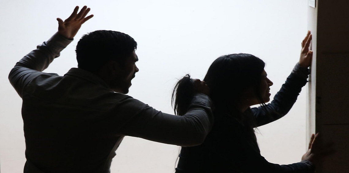 امرأة تطلب إطلاق سراح زوجها الخليجي بعد أن ضربها بشراسة