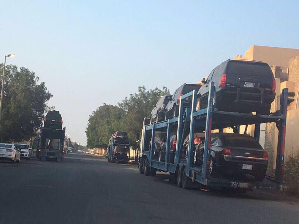 بالصور ..  سحب السيارات الفارهة من قصر رئيس الديوان الملكي السعودي السابق خالد التويجري بعد اتهامه بالفساد