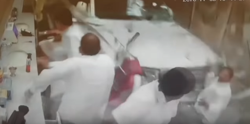 فيديو صادم  ..  لحظة اقتحام امرأة سعودية لصالون حلاقة رجالي بسيارتها  .. وتتسبب بكارثة!!