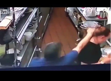 بالفيديو ..  "طاهي" ينهال بالضرب على عاملة مطعم بعد ان اخبرته بأن "الدجاج محروق"