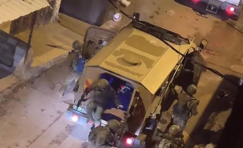  طالت أكثر من 15 مواطنًا بينهم طفل ..  قوات الاحتلال تشن حملة اعتقالات واقتحامات واسعة بالضفة الغربية