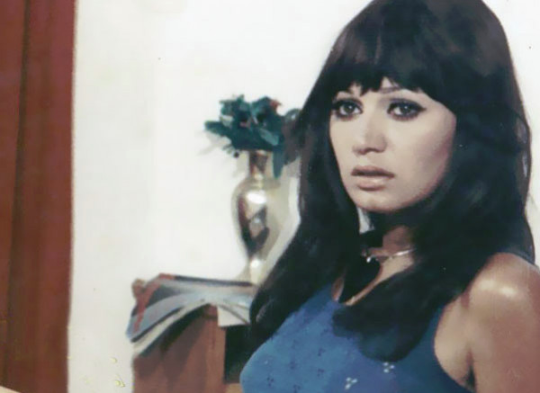بعد 27عامًا من وفاتها ..  ابنة مديحة كامل تكشف القصة الحقيقية لحجاب والدتها