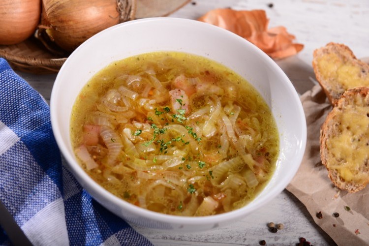 تعرفي على طريقة عمل شوربة البصل الحارقة للدهون