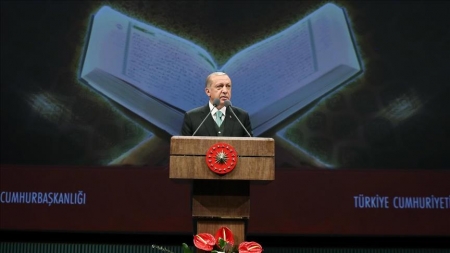 أردوغان يكرم أردنياً فاز بالمركز الأول خلال مسابقة اجمل تلاوة للقرآن الكريم 