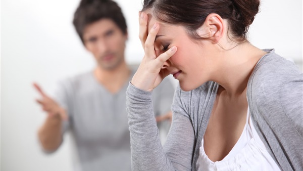 حماتي بخيلة وتحرض زوجي، ما الحل؟ 